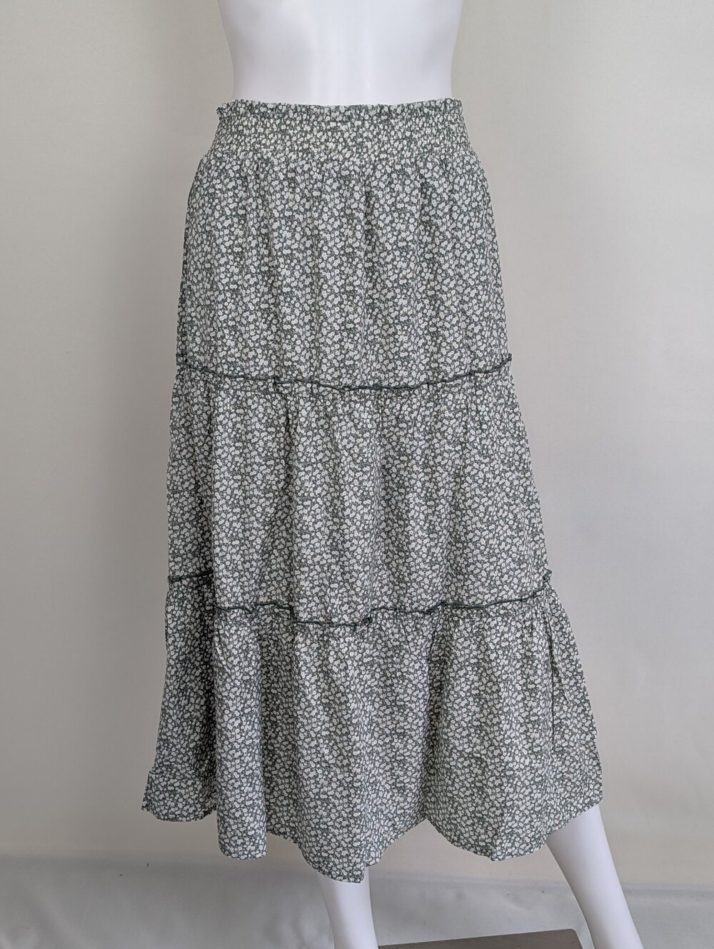 Very J Sage Green Floral Elastic Waist A Line Tiered Midi Skirt Size Large